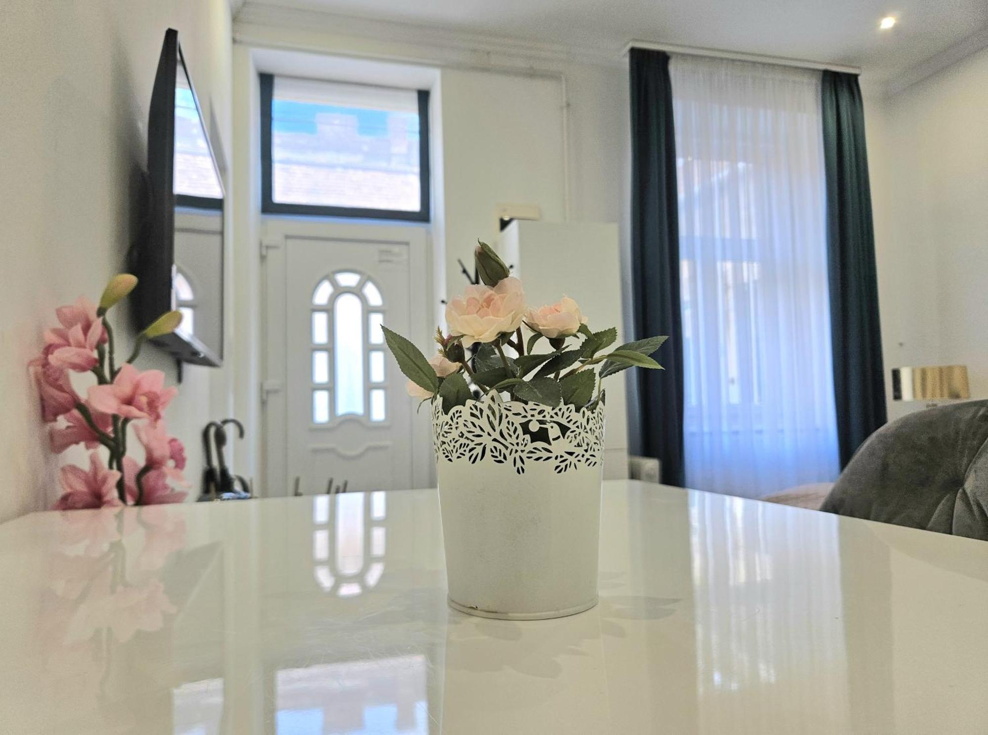 Designer Downtown Gem Apartment Budapest Bagian luar foto
