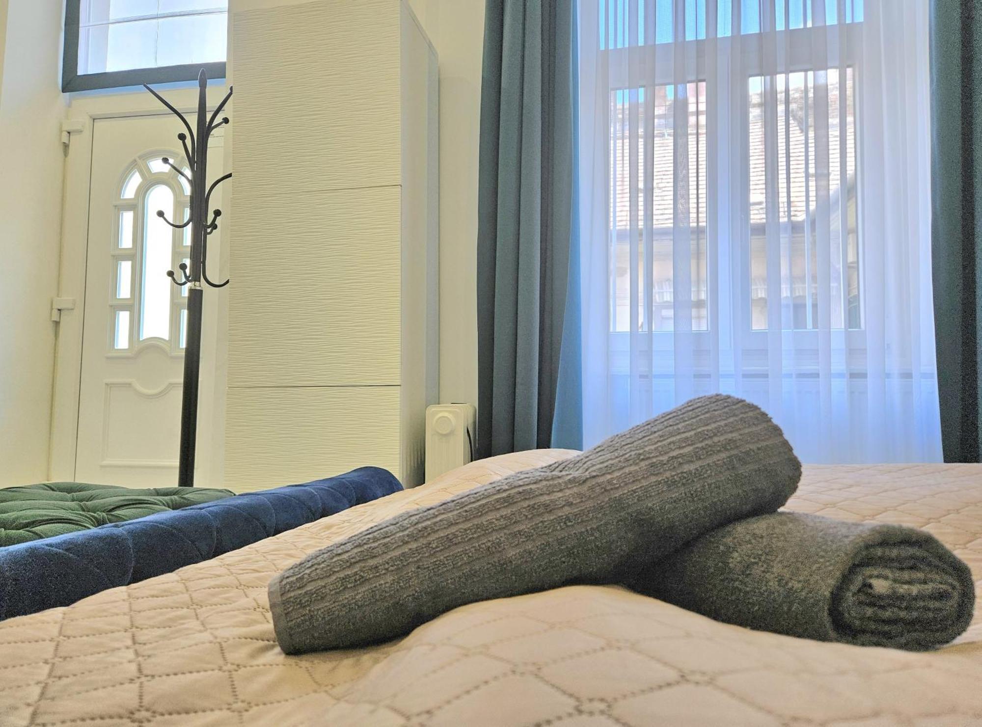Designer Downtown Gem Apartment Budapest Bagian luar foto