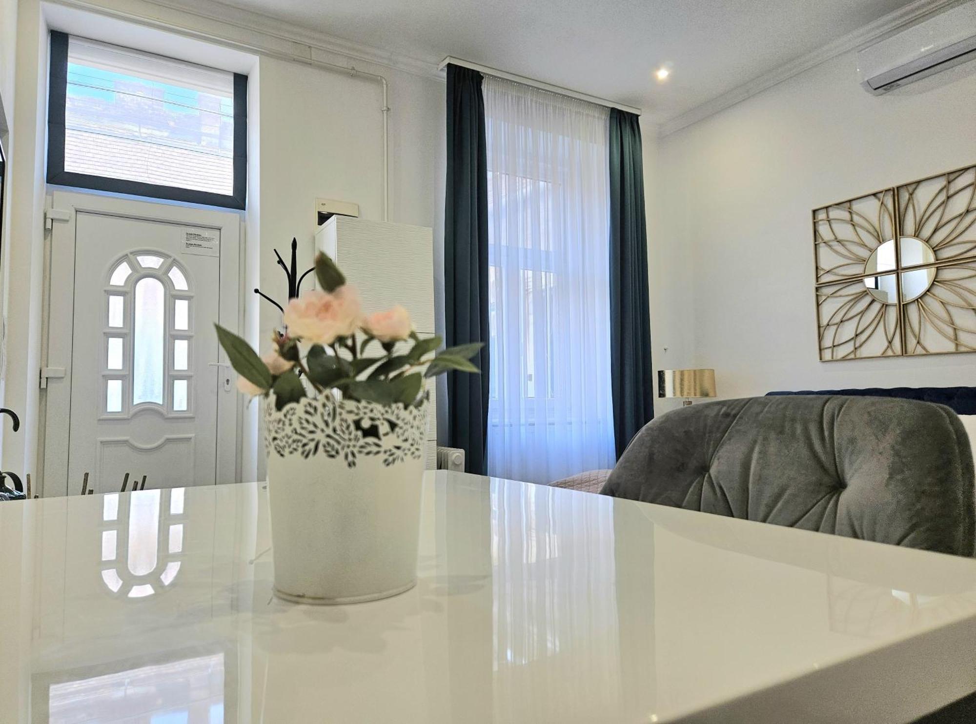 Designer Downtown Gem Apartment Budapest Bagian luar foto