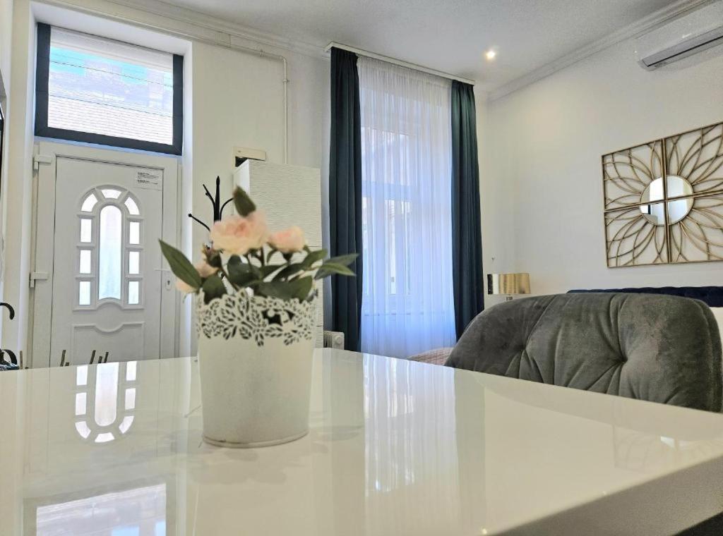 Designer Downtown Gem Apartment Budapest Bagian luar foto